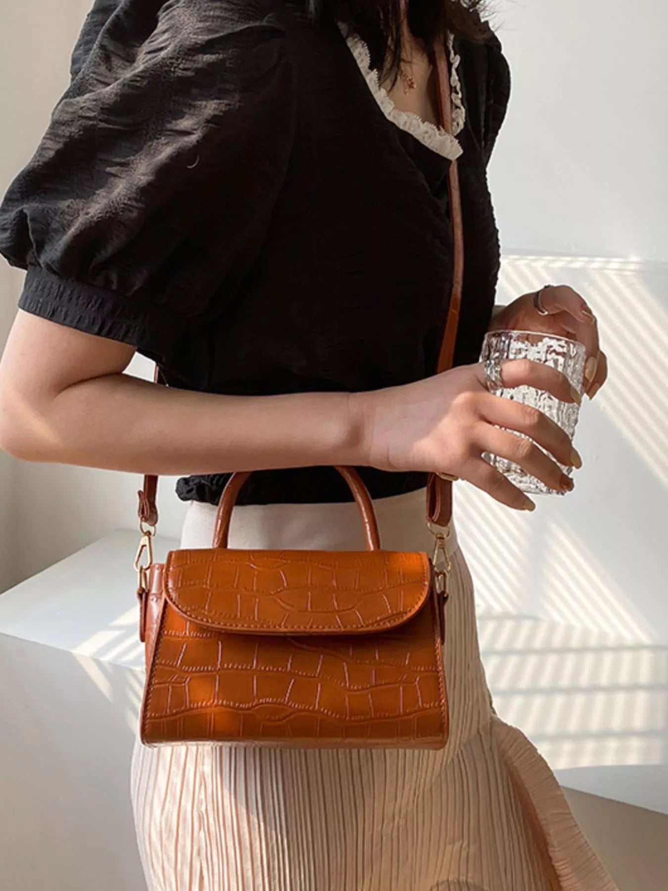 Light Brown Crocodile Pattern Top Handle Crossbody Bag – Chic & Stylish Everyday Bag